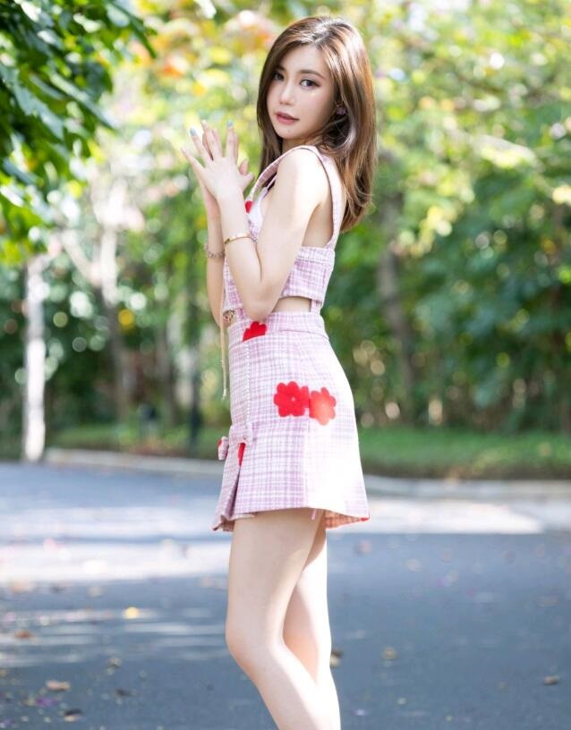 美女脫了內(nèi)褲張開腿讓男人添軟件